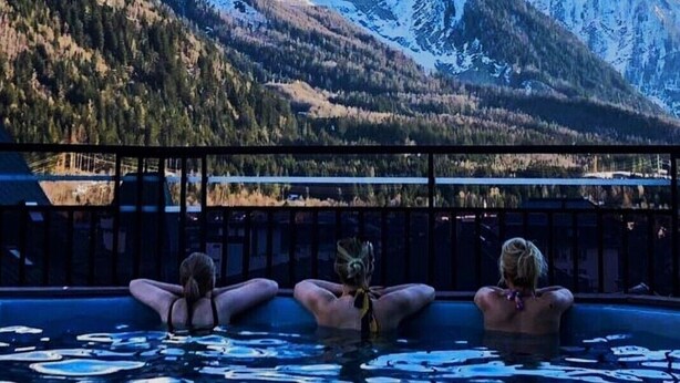 Ein Poolbereich mit Blick auf schneebedeckte Berge.