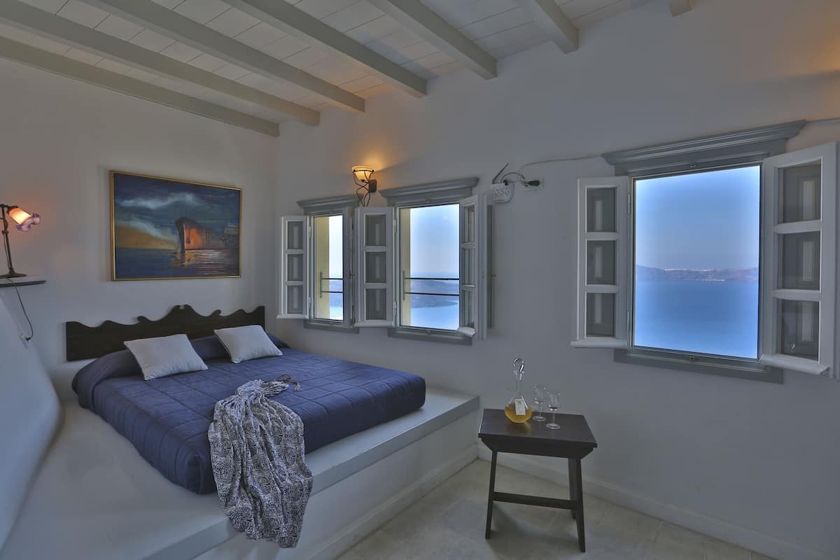 Suite estándar, balcón (Private Caldera View) | 1 habitación y caja de seguridad en la habitación