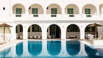 Piscine extérieure, parasols de plage, chaises longues