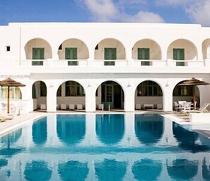 Piscine extérieure, parasols de plage, chaises longues
