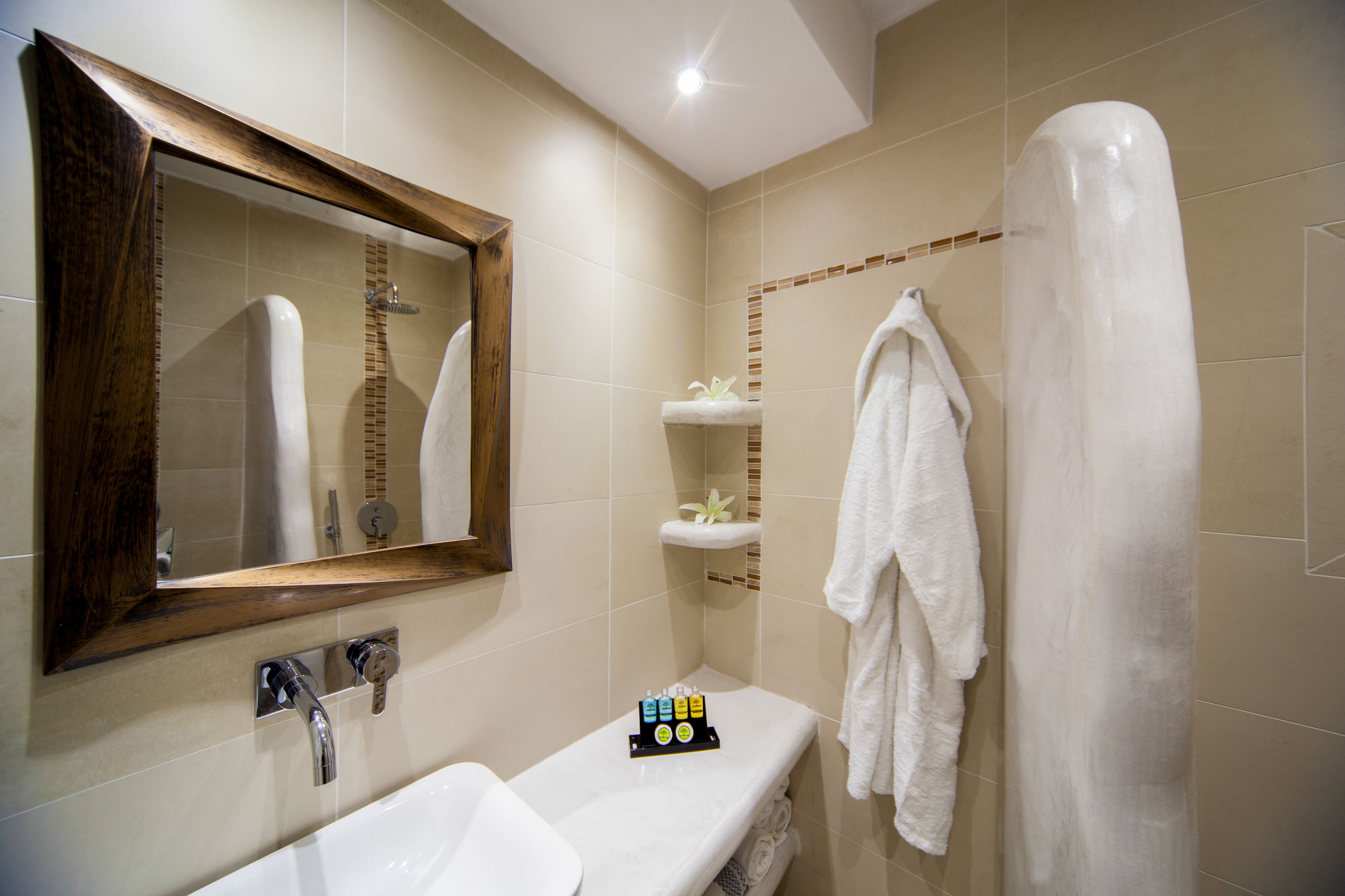 single room, 1 single bed | bathroom | jetted bath, rainfall showerhead, free toiletries, hair dryer
