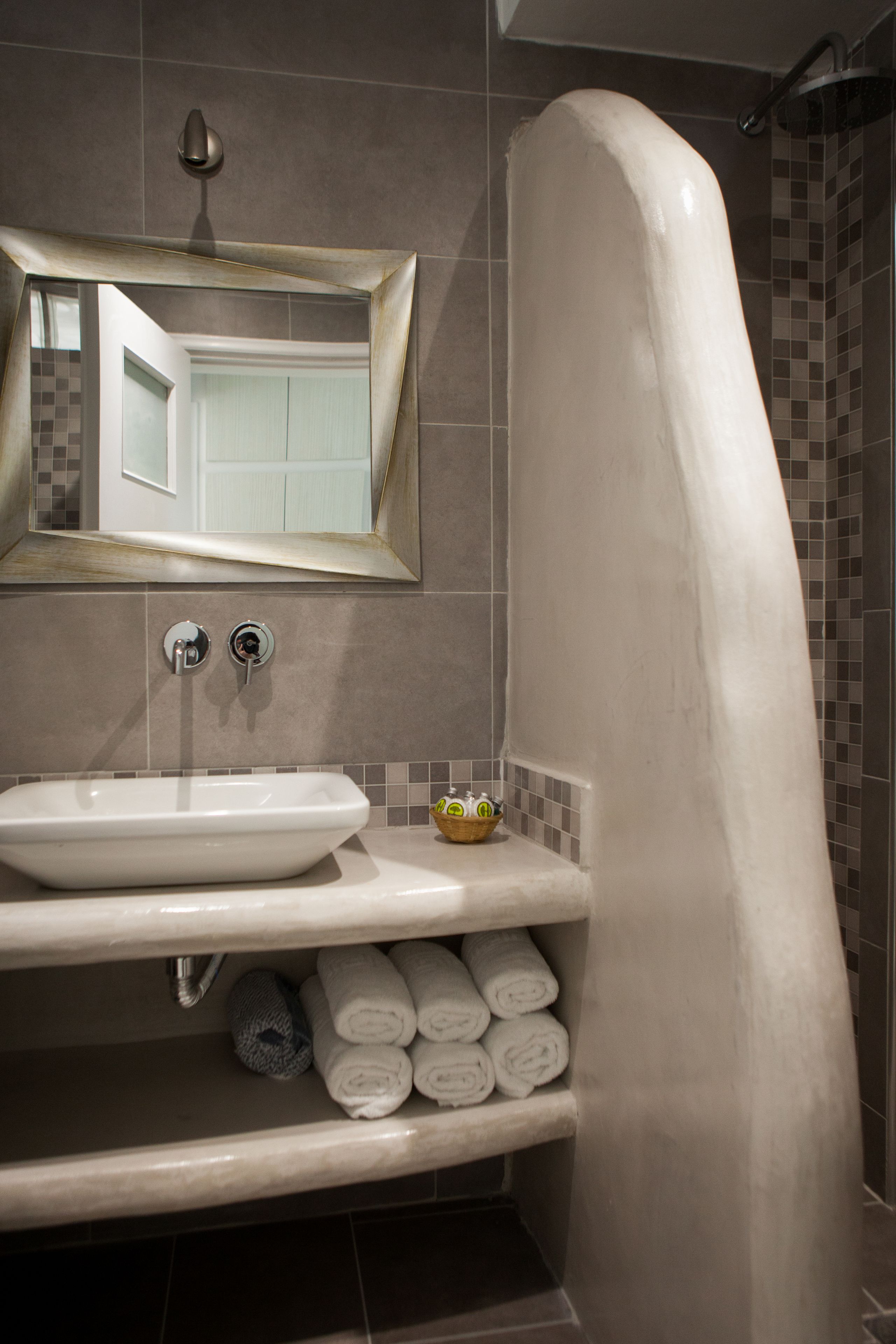standard room | bathroom | jetted bath, rainfall showerhead, free toiletries, hair dryer