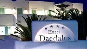 Señal del Hotel Daedalus, con fachada blanca moderna y ventanas verdes.