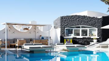 Piscine extérieure, parasols de plage, chaises longues