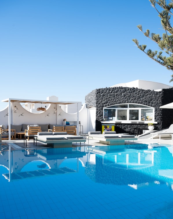 Piscine extérieure, parasols de plage, chaises longues