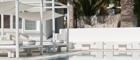 Außenpool, Sonnenschirme, Liegestühle