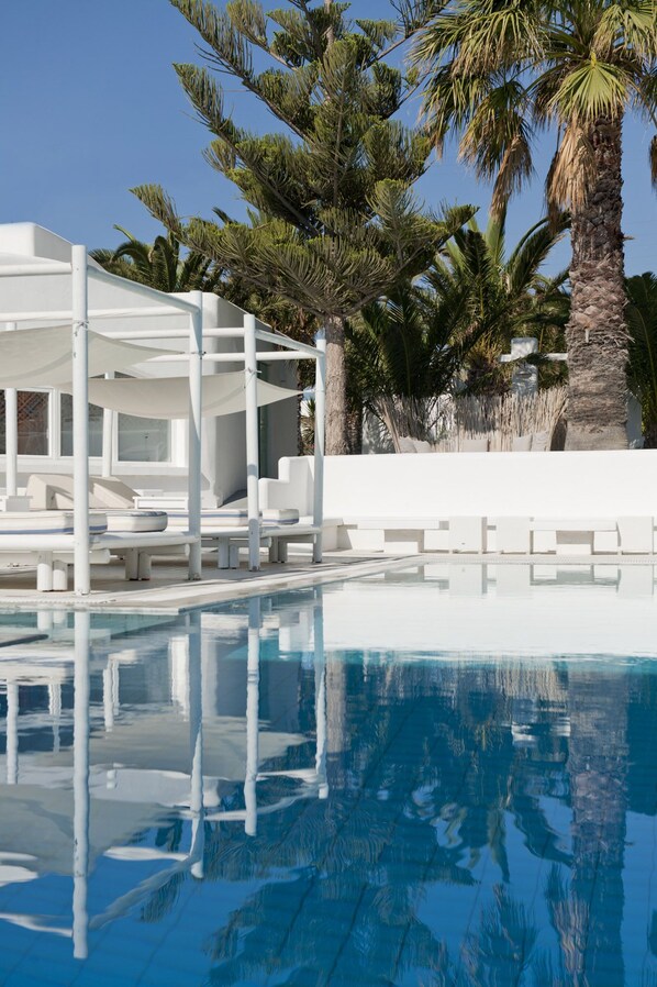 Outdoor pool, pool umbrellas, pool loungers - Hotel Daedalus (Santorini)
