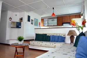 Bungalow, 3 Bedrooms | Living area