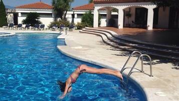 Piscine extérieure, chaises longues