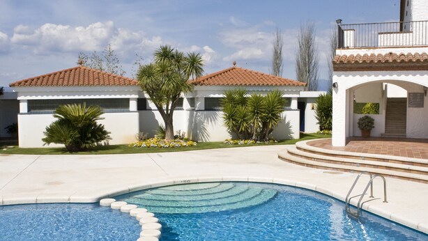 Outdoor pool, pool loungers - Bon Retorn Hotel Restaurant (Figueres)