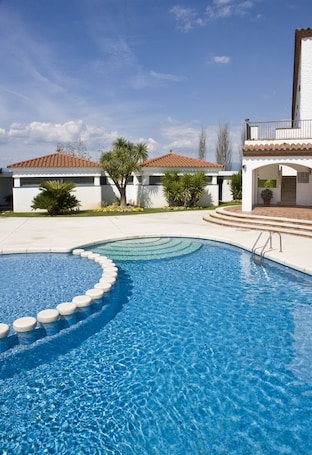 Outdoor pool, pool loungers. Bon Retorn Hotel Restaurant