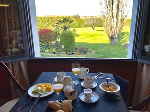 Desayuno buffet (EUR 10 por persona)