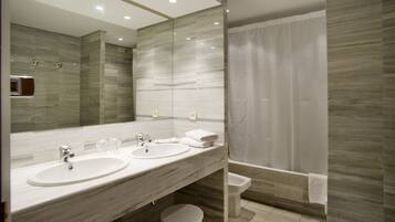 Dusche, Haartrockner, Fußbodenheizung (Badezimmer), Handtücher