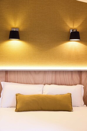 Premium bedding, desk, laptop workspace, blackout drapes - Hotel Henri IV (La Rochelle)