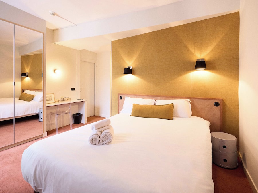 Familiekamer | Luxe beddengoed, een bureau, een laptopwerkplek