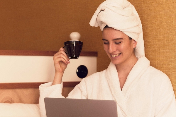 Roupas de cama premium, escrivaninha, espaço de trabalho para notebook