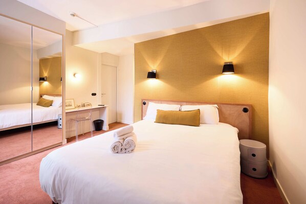 أغطية فراش متميزة ومكتب ومساحة عمل للكمبيوتر المحمول وستائر تعتيم