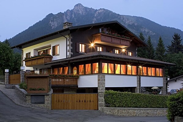Front of property – evening/night - Albergo Max Meublè (Castione della Presolana)