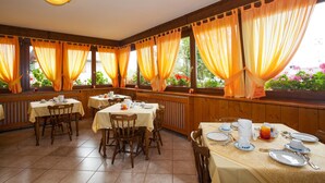 Free daily buffet breakfast - Albergo Max Meublè (Castione della Presolana)