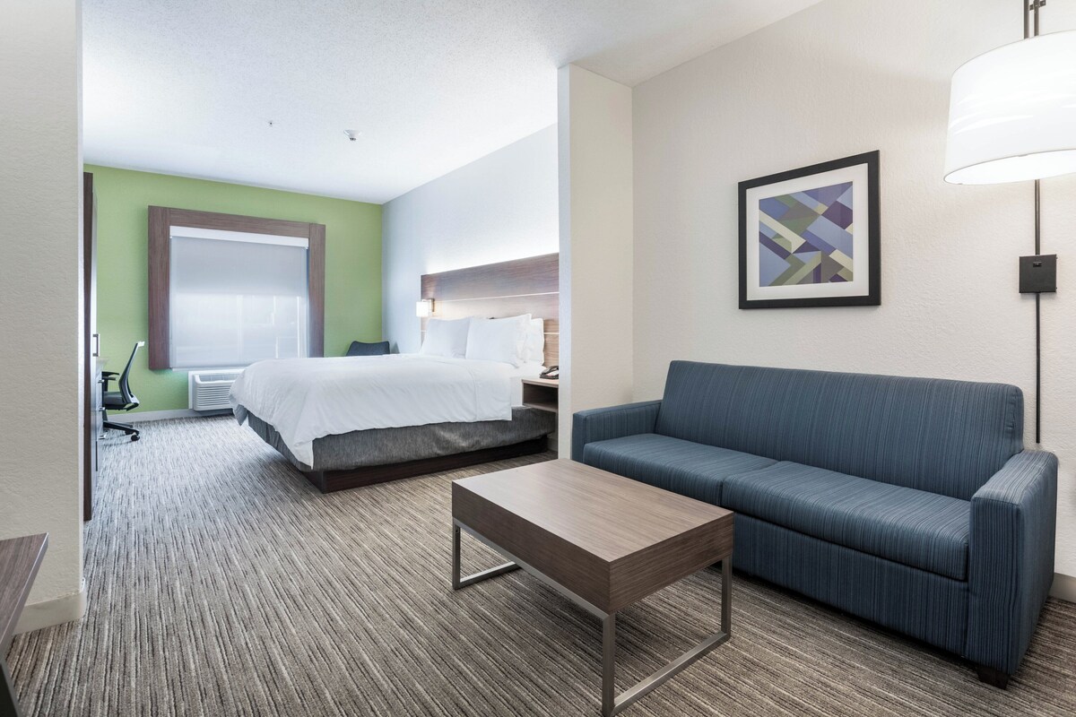 Suite, 1 Tempat Tidur King (Additional Living Area) | Seprai premium, brankas, meja kerja, dan ruang kerja ramah laptop