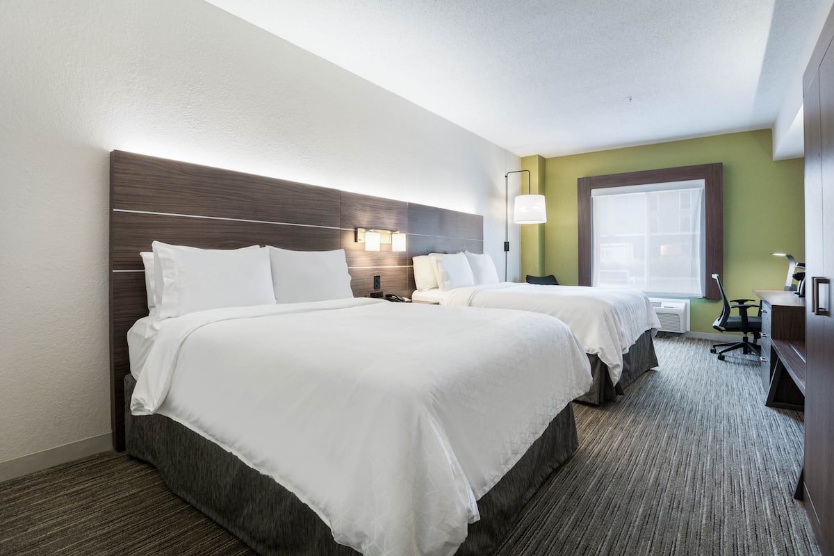 Chambre, 2 grands lits, accessible aux personnes à mobilité réduite (Comm, Roll Shwr)