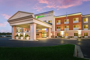 Majoituspaikan julkisivu illalla/yöllä