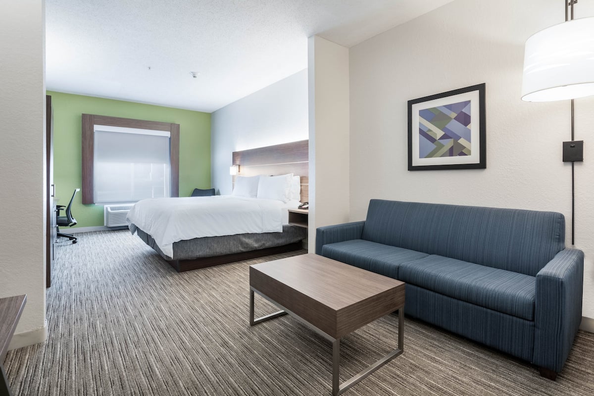Premium bedding, in-room safe, desk, laptop workspace