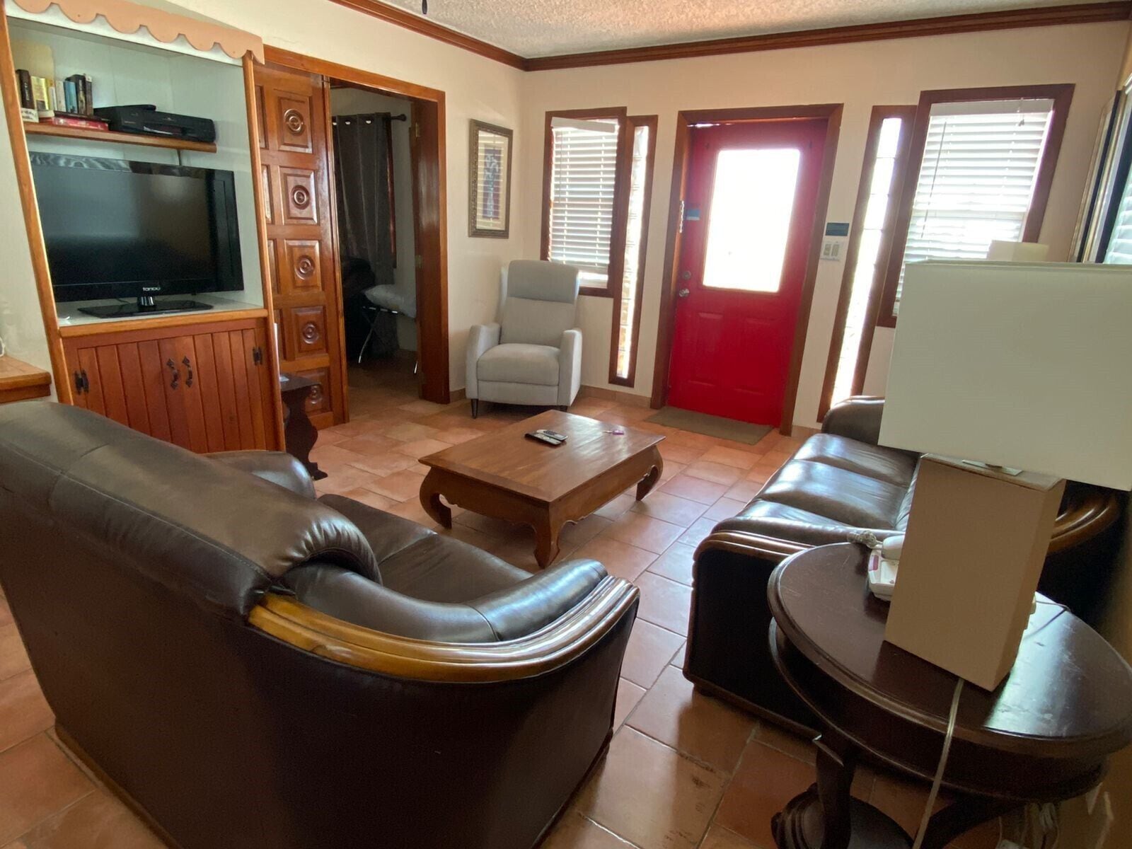 deluxe room, 1 bedroom | living area | 20-inch tv with cable channels