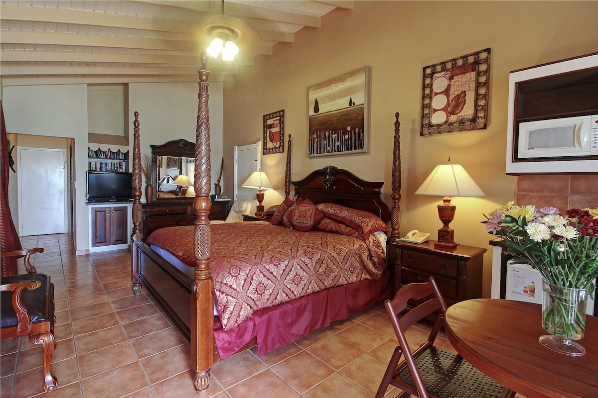 Deluxe Studio, 1 King Bed, Beachside