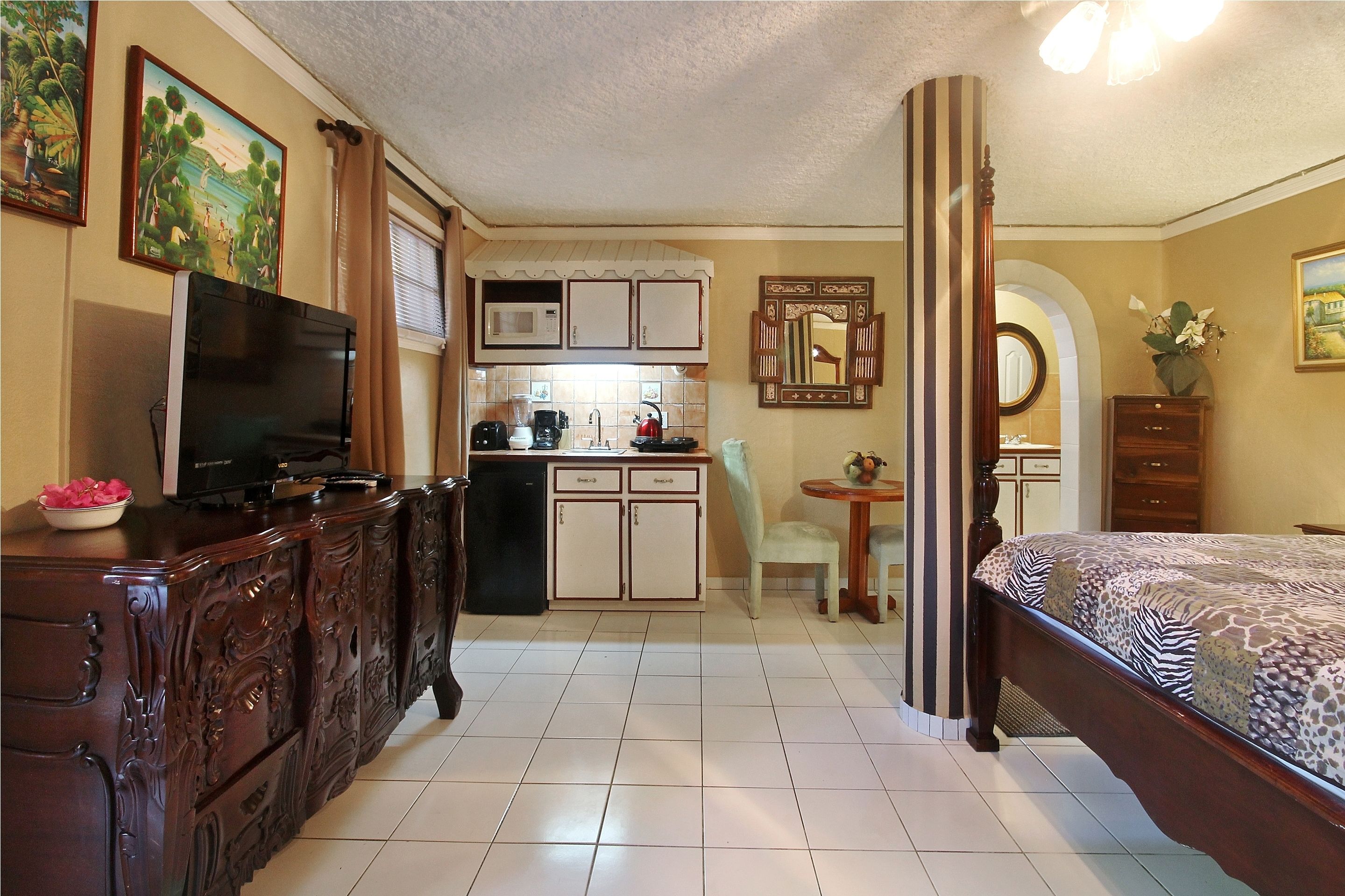 studio, 1 king bed, no view (lower semi-basement) | premium bedding, in-room safe, individually decorated