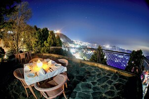 Breakfast, lunch and dinner served