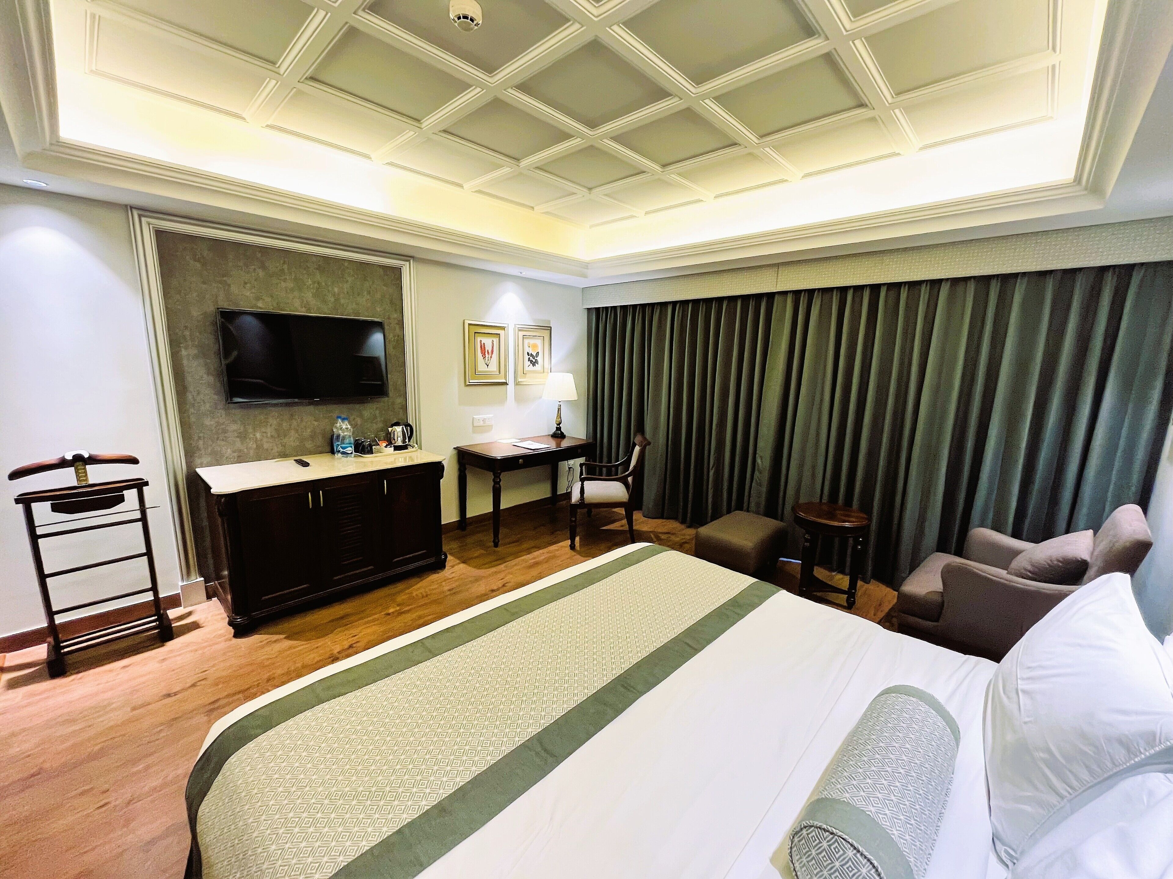 executive room, 1 queen bed | 1 bedroom, egyptian cotton sheets, premium bedding, pillow-top beds