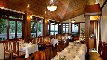 Breakfast, lunch and dinner served