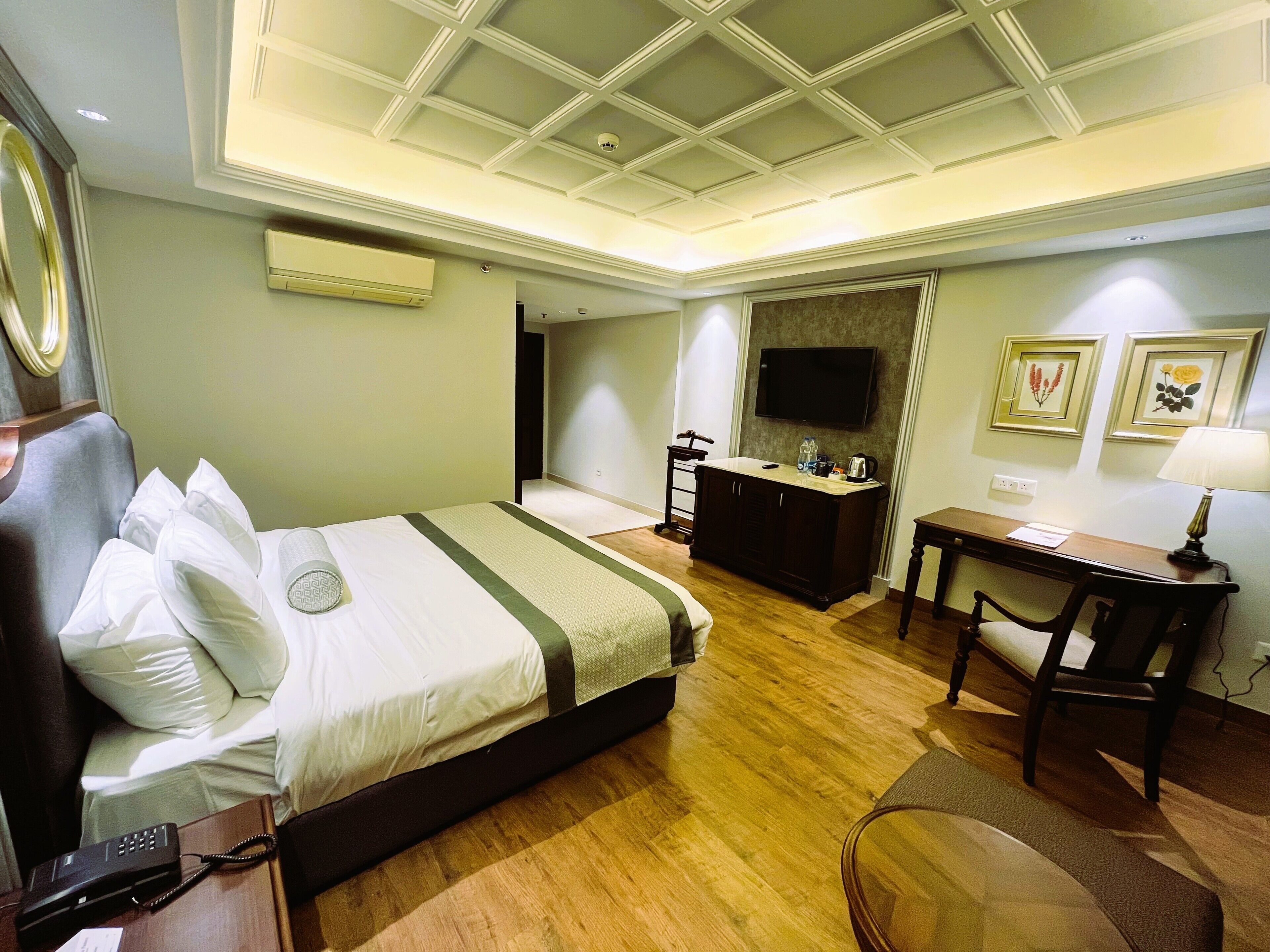 executive room, 1 queen bed | 1 bedroom, egyptian cotton sheets, premium bedding, pillow-top beds