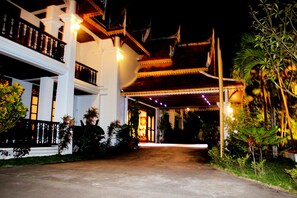 Front of property – evening/night - Chitchareune Mouangluang Hotel (Luang Prabang)