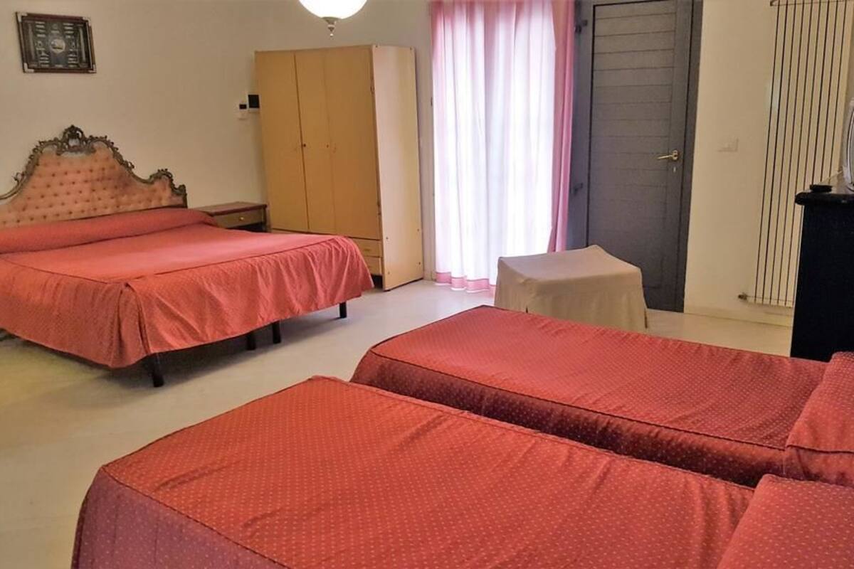 Studio Standard, vue sur la piscine | Couette en duvet, bureau, accès au Wi-Fi (inclus)