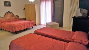 Standard Studio, Pool View | Down comforters, desk, free WiFi - Hotel Bengasi (Rimini)