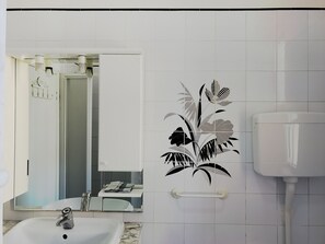 Family Apartment, 3 Bedrooms, Terrace, Tower | Bathroom | Free toiletries, hair dryer, bidet - Hotel Bengasi (Rimini)