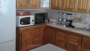 Full-sized fridge, microwave, oven, stovetop