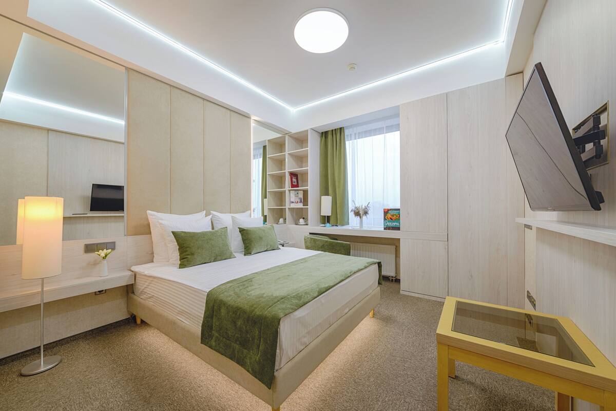 Standard Single Room | In-room safe, desk, iron/ironing board (on request), WiFi (free)