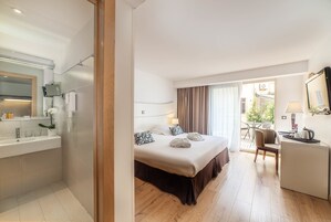 Deluxe Room | Premium bedding, pillowtop beds, minibar, in-room safe