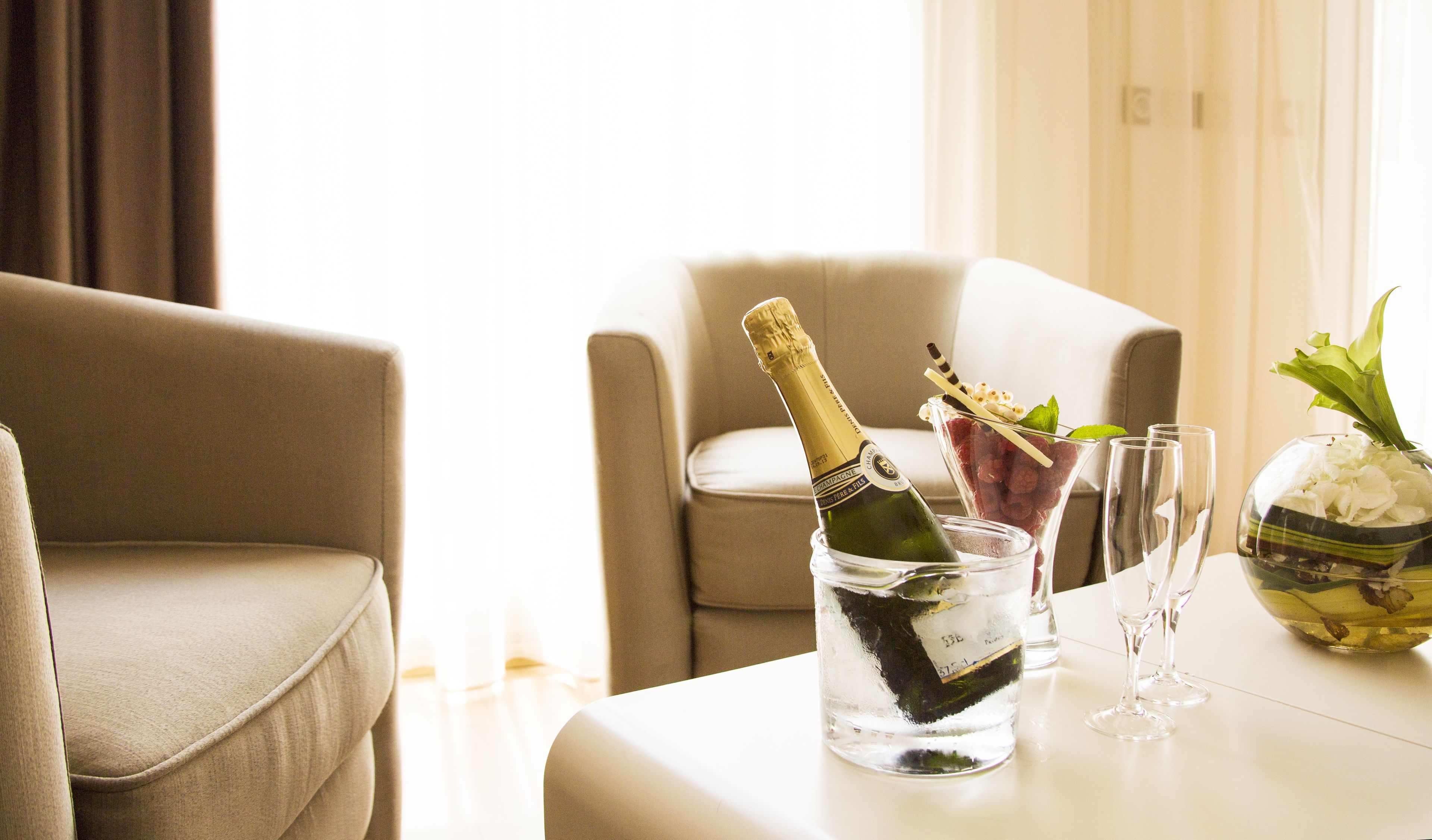 Junior Suite | Premium bedding, pillow-top beds, minibar, in-room safe