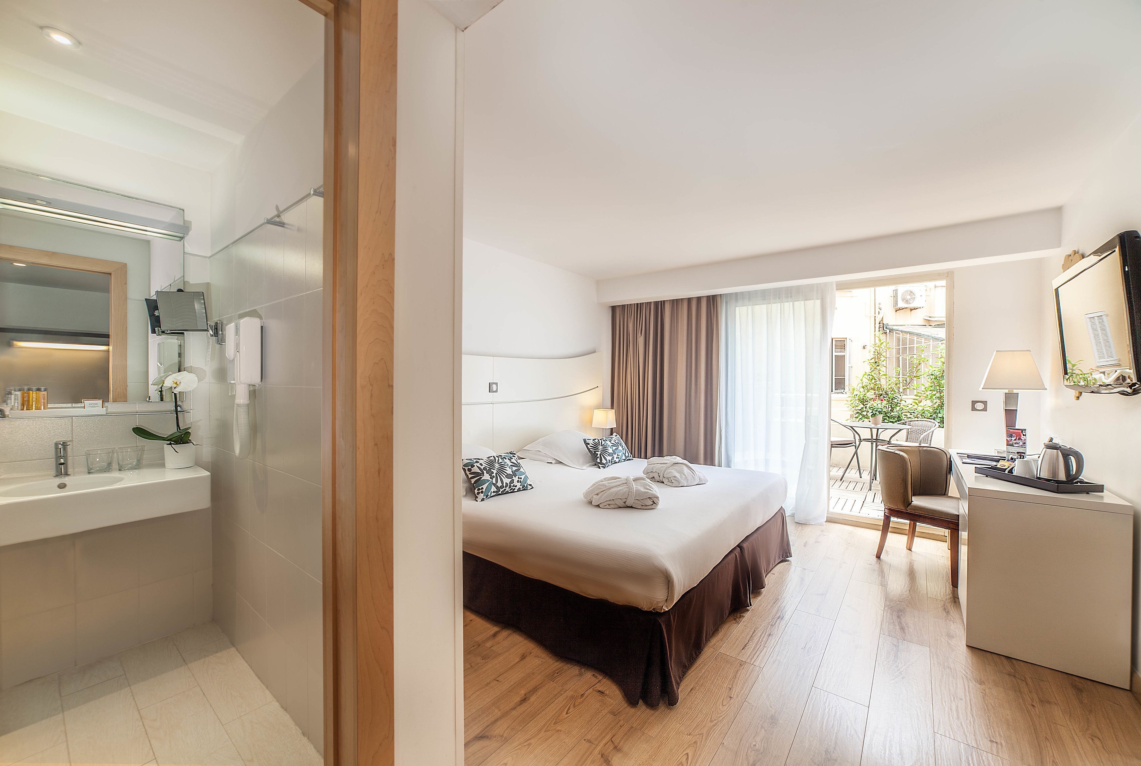 Premium bedding, pillowtop beds, minibar, in-room safe