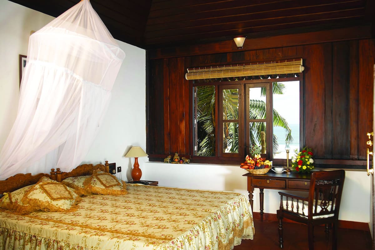 Ein Schlafzimmer mit einem Bett, einem Schreibtisch und einem Stuhl.