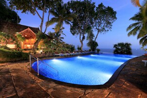 Una piscina al aire libre, sombrillas