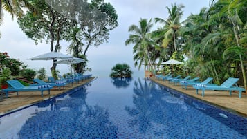 Una piscina al aire libre, sombrillas