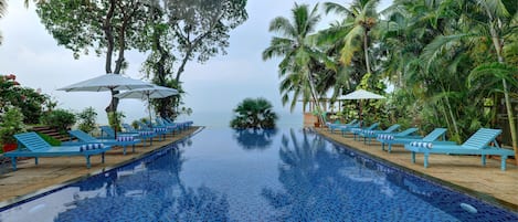 Kolam renang outdoor, dengan payung kolam renang