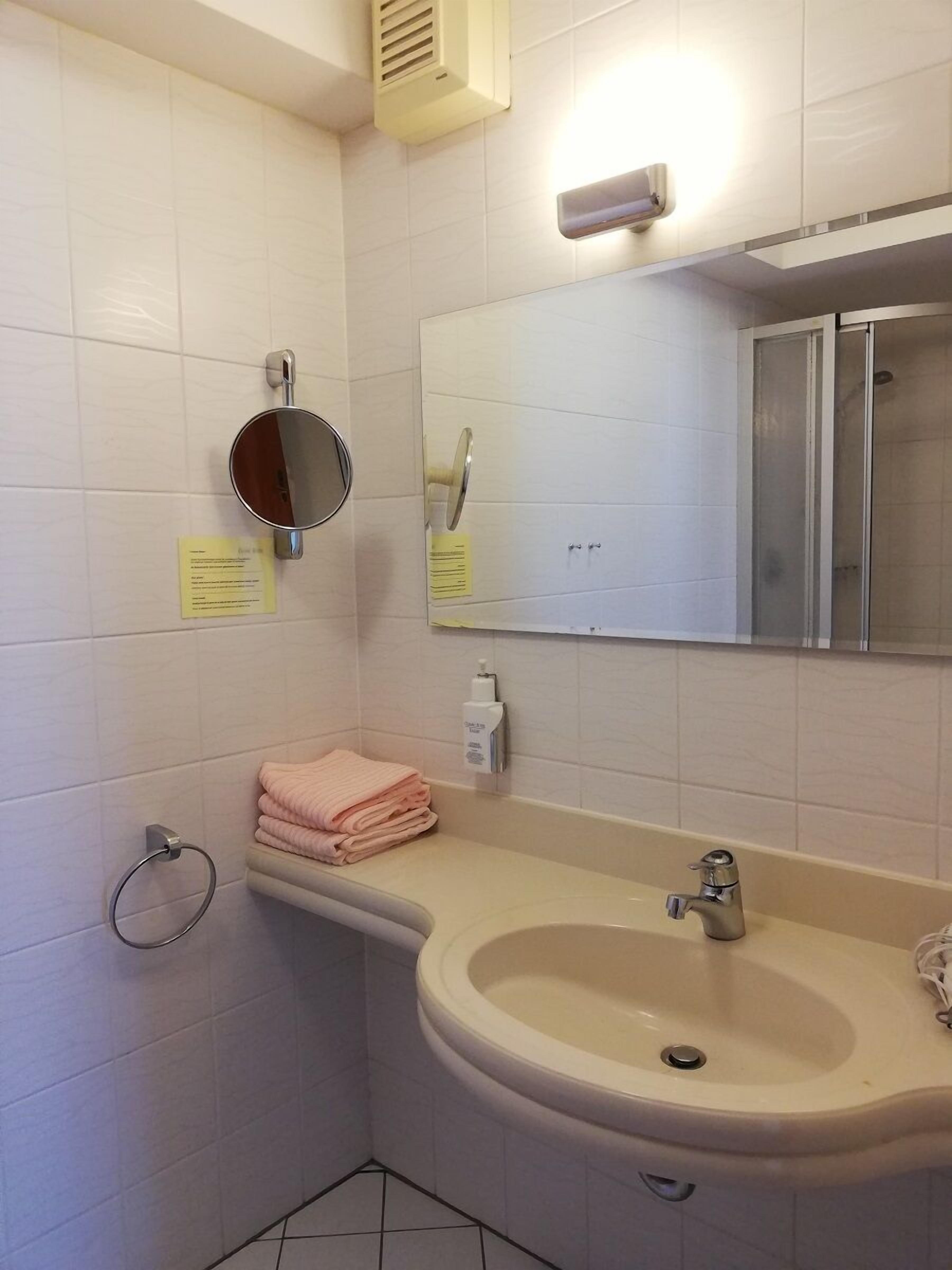economy twin room, 1 bedroom | bathroom amenities | shower, hair dryer, slippers, towels