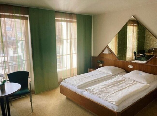 Economy Twin Room, 1 Bedroom | Hypo-allergenic bedding, in-room safe, soundproofing, iron/ironing board