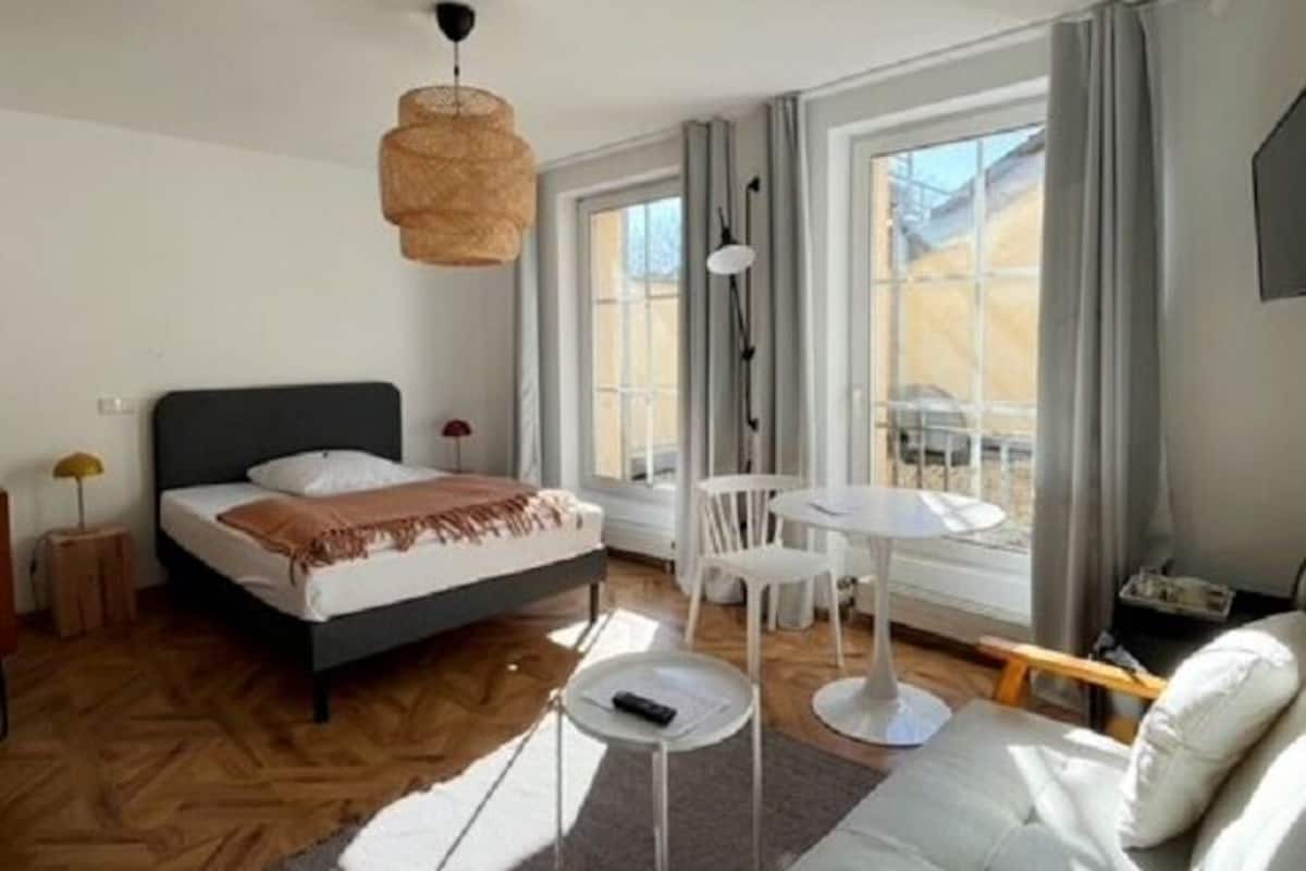 Comfort Single Room | Hypo-allergenic bedding, in-room safe, soundproofing, iron/ironing board